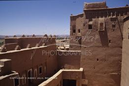 Image du Maroc Professionnelle de  La Kasbah de Taourirt fut édifiée au 17ème siècle par la tribu des Glaoui, située sur une colline au centre urbain de la ville d'Ouarzazate, cette remarquable ancienne bâtisse en pisé parfaitement conservée est l'une des plus belles constructions architecturales de la ville. La Kasbah qui ressemble à un grand château de sable incrusté dans le désert, fait partie du circuit touristique, elle a été classé Patrimoine Mondiale de l’Unesco. Ce véritable joyau de Ouarzazate permet au visiteur de découvrir l’intérieur d’une ksar où résident souvent la population berbères du sud du Maroc. Photo datant du Samedi 23 Août 1997. (Photo / Abdeljalil Bounhar) 